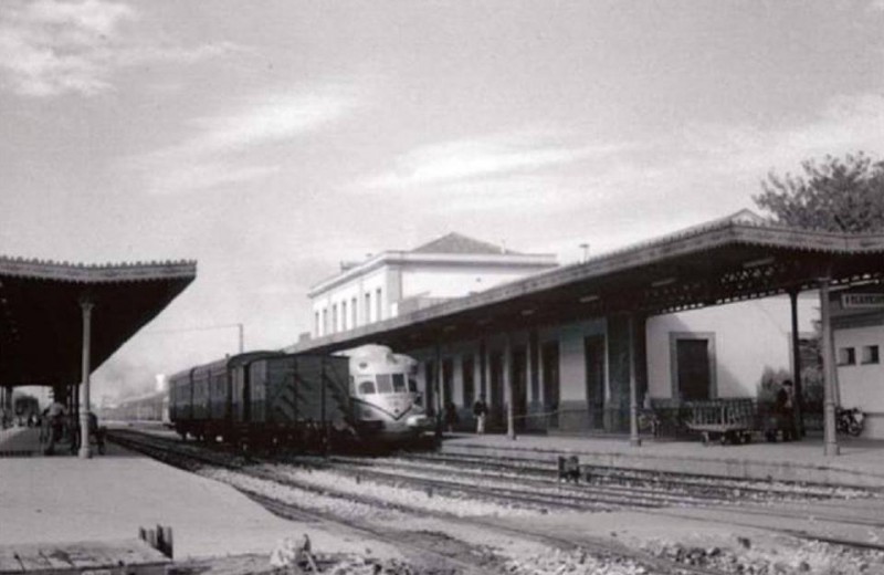 Estación de Granada.Omnibus de Loja  y TAF. Foto Juan bautista Cabrera.jpg