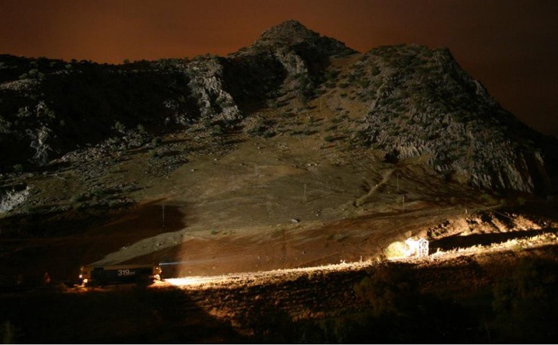319 217 con un tren de trabajo en plena noche por la peña de los enamorados Antequera Autor Tito Mario.jpg