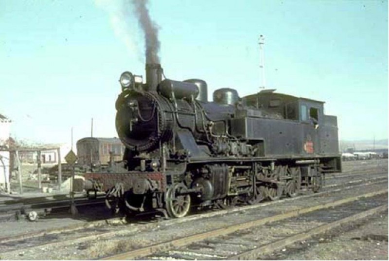Locomotora Ex Oeste 2-8-2T numerada en renfe 141-0218 en el deposito de granada año 1966 foto Brasil Roberts.jpg