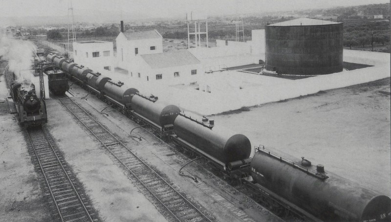 Cisternas en depósito de Mora la Nueva 1955.jpg