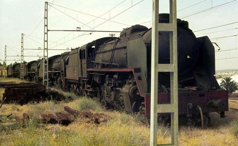 Mikados en espera de Desguace.Puente Genil (Cordoba) 1978 revista ASAF.jpg