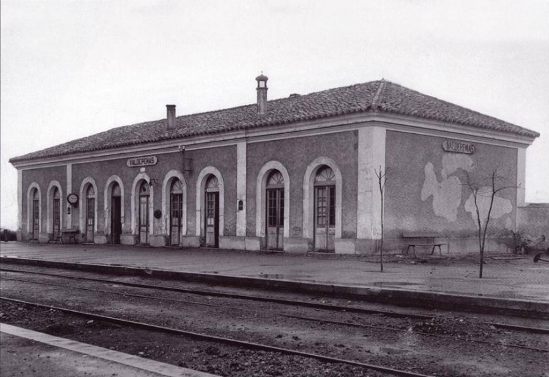 Antigua estacion de Valdepeñas linea Manzanares Cordoba 1915. F. Salgado.jpg