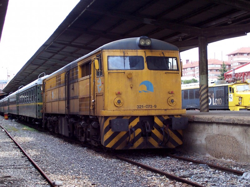 Locomotora diesel 321-073-9 (05).jpg