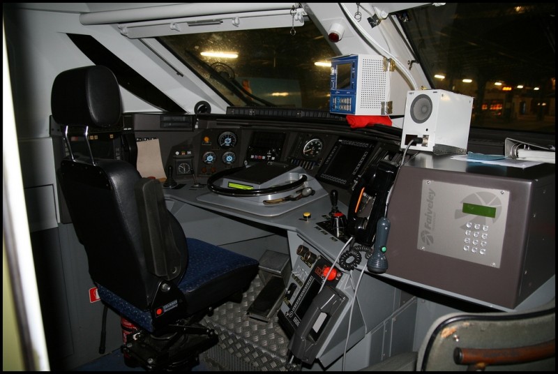 Cab. AVE s100-024 dotado de equipos de señalización frances.jpg