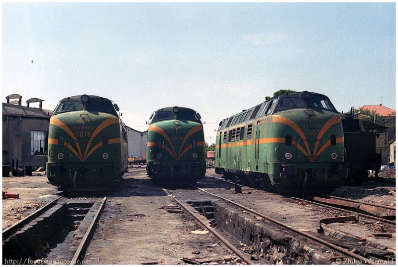 e73 340-015, 340-010 y 340-007 estacionadas en el depósito de Ciudad Real. 11-septiembre-1983.jpg