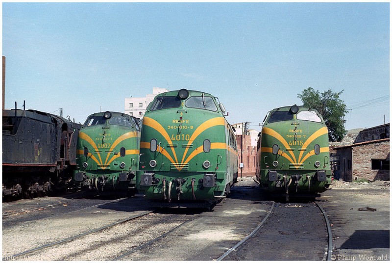 e73 4007, 4010 y 4015 estacionadas en el depósito de Ciudad Real. 11 de septiembre de 1983.jpg
