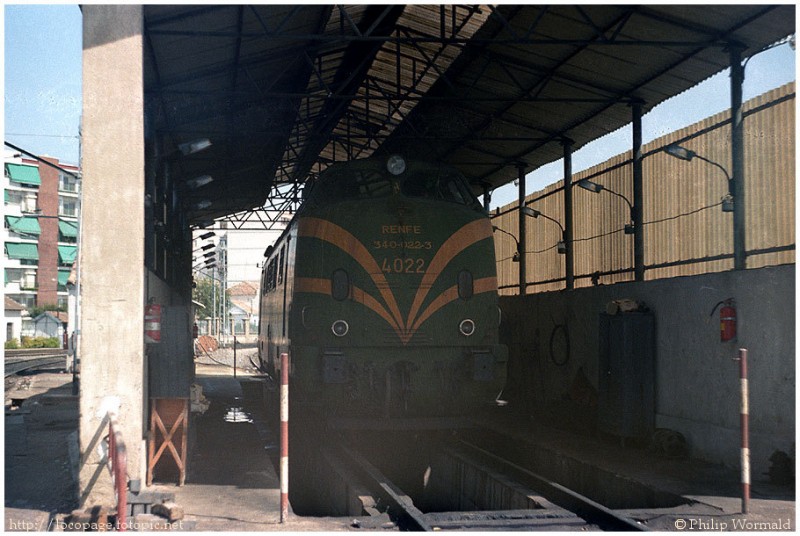 e73 4022 estacionada en una de las naves del depósito  de Ciudad Real.  11-septiembre-1983.jpg