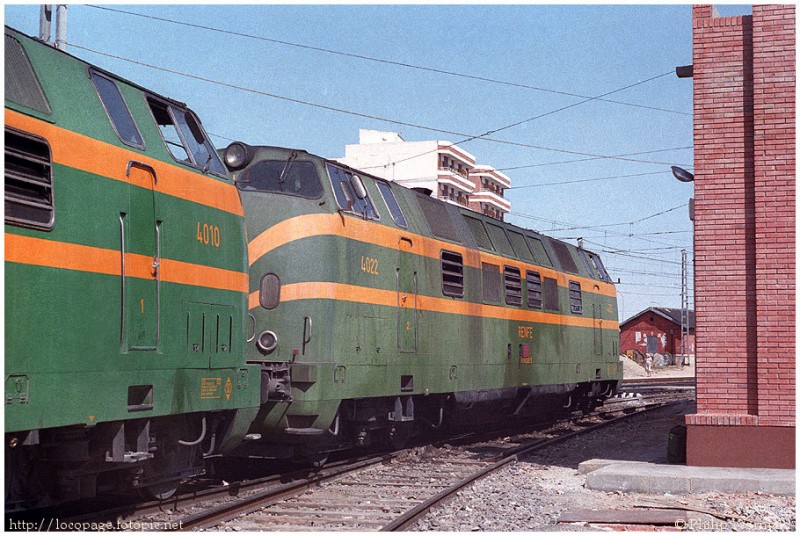 e73 4010 y 4022 saliendo del depósito de Ciudad Real. 11-9-83.jpg