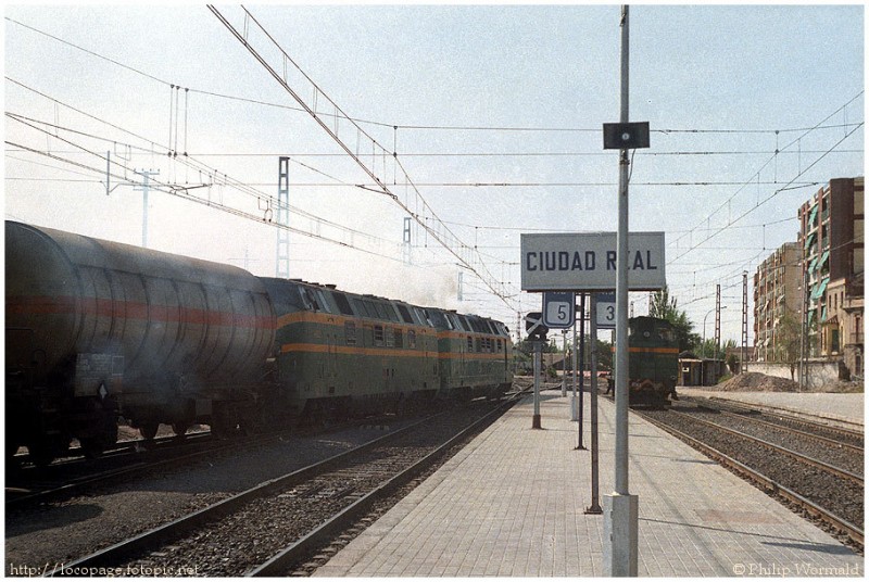 e73e 4010 y 4022 sacando un tren de butano de la estación  de Ciudad Real, 11-9-83.jpg