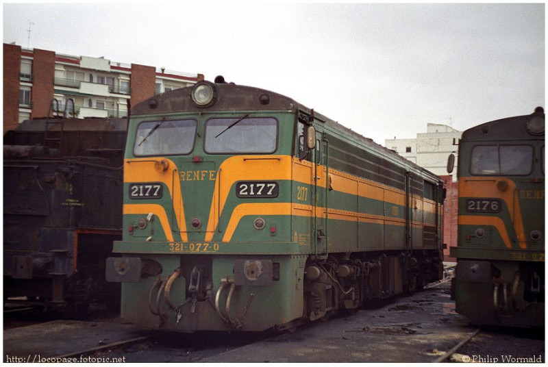e102 321-077 y 321-076 estacionadas en el depósito de Ciudad Real.  10 de febrero de 1985.jpg