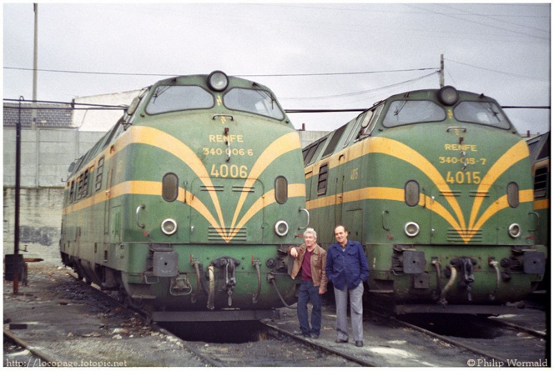 e102 Maquinistas o trabajadores del depósito de Ciudad Real junto a las 4006 y 4015. Depósito de C. Real, 10-2-85.jpg