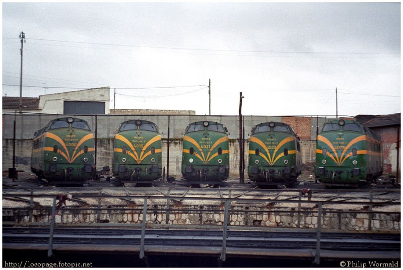 e102 Varias locomotoras serie 340 estacionadas en la rotonda  del depósito de  Ciudad Real. 10-feb-85.jpg