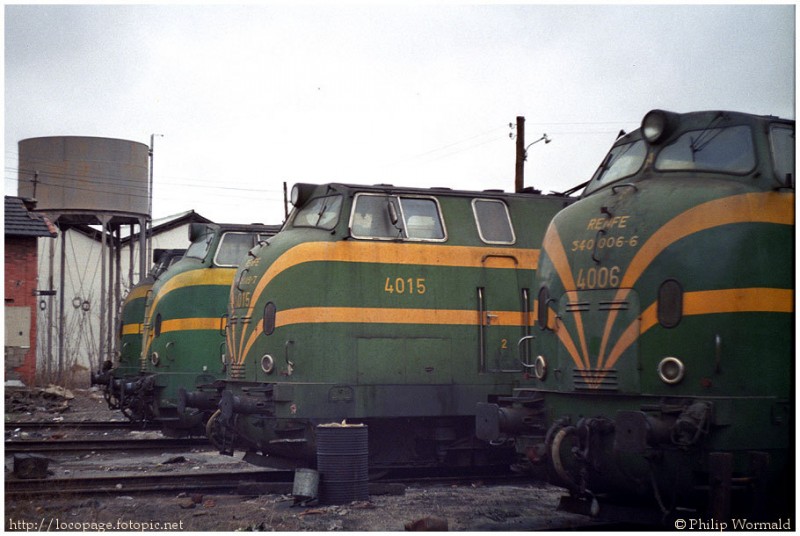 e102 Varias locomotoras serie 340 estacionadas en la rotonda  del depósito de  Ciudad Real.  10-feb-85.jpg