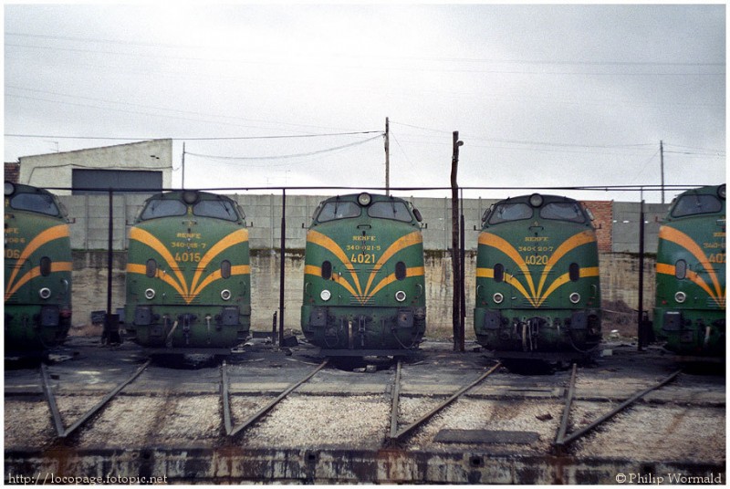 e102 Varias locomotoras serie 340 estacionadas en la rotonda del depósito de Ciudad Real. 10-feb-85.jpg