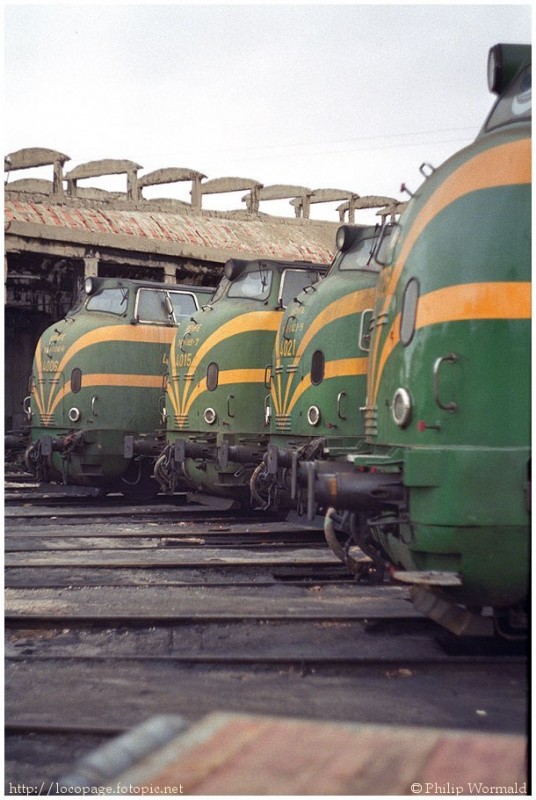 e102 Varias locomotoras serie 4000 estacionadas en la rotonda del depósito de  Ciudad Real. 10-feb-85.jpg