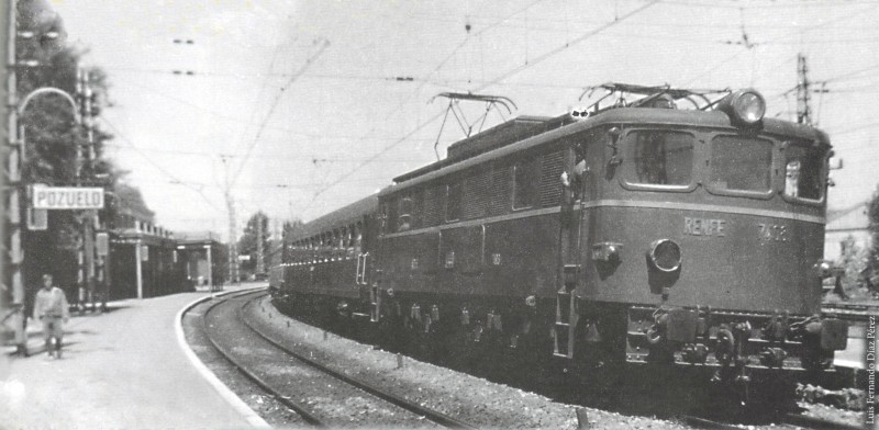 274-006 con tren de viajeros pasando por Pozuelo. Luis Fdo Díaz Perez.jpg