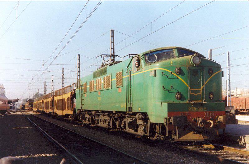 278 con un tren de plataformas de automoviles en la mancha.jpg