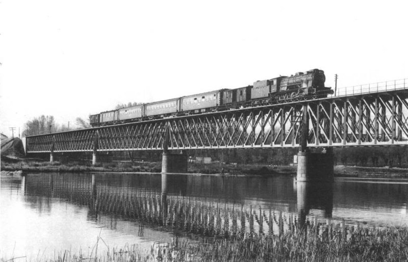 RENFE 241F PUENTE DE HIERRO SALAMANCA.jpg