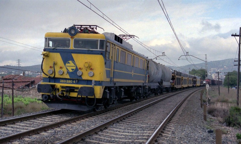 269 contenta con su variado tren dejando Sitges hacia al sur... mayo de 1989.jpg
