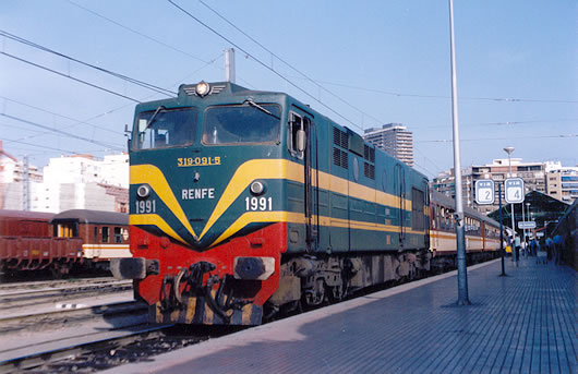 e134 319-091 con especial de vendimiadores a Francia. Alicante, año 1986. .jpg