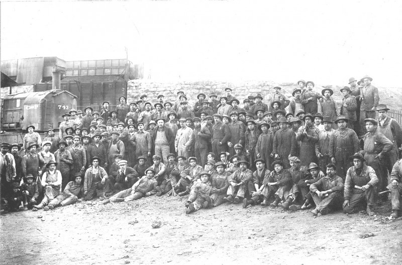 trabajadores-de-la-railway-company-en-el-patio-de-mc3a1quinas.jpg