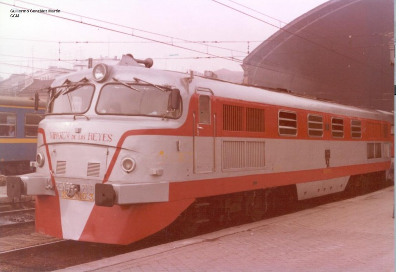 e120 Madrid Atocha 9-1-1986. La 2010 con el Talgo a Granada y Almería..jpg