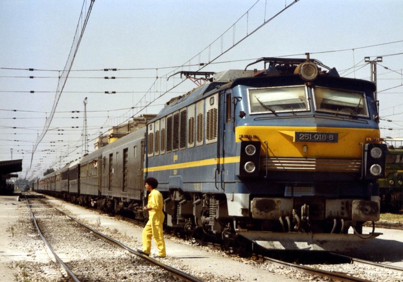 e110 Venta de Baños, el Barcelona Coruña y Vigo en el que viajo, las 12 y 03 del 17-7-1985.jpg