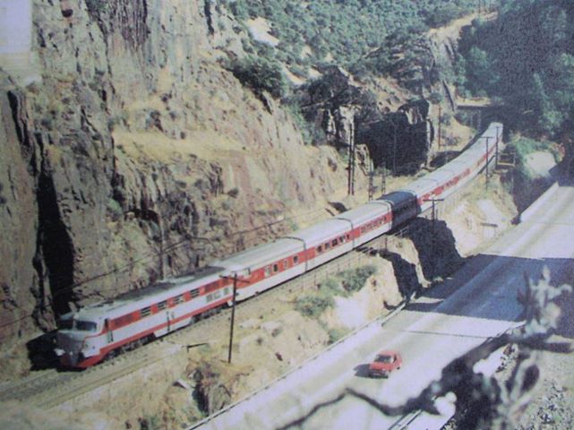 Talgo sevilla madrid por el desfiladerod e despeñaperros en junio 1986.foto fernando rodriguez.jpg