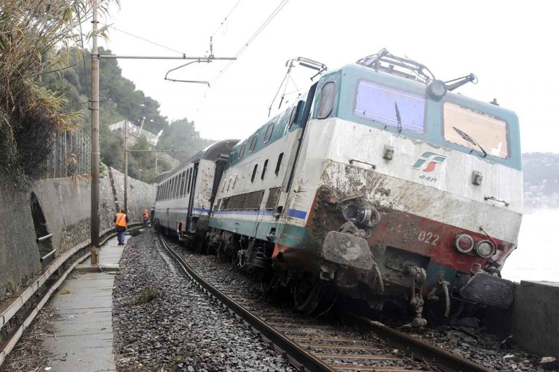 457135_italia_tren_descarrila.jpg