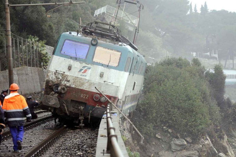 457135_andora_cervo_italia_tren_descarrila.jpg