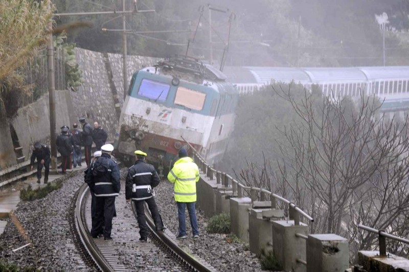 457135_italia_tren_descarrila_andora_cervo.jpg