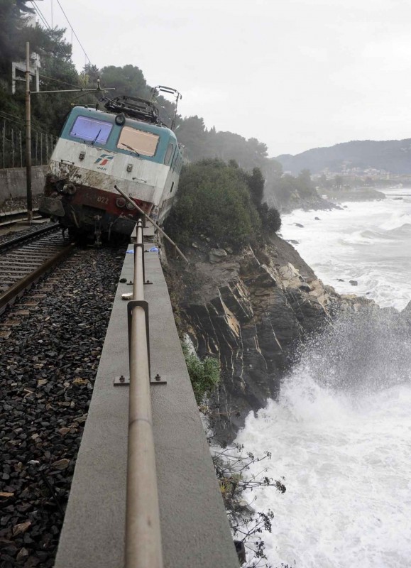 457135_tren_italia_descarrila.jpg