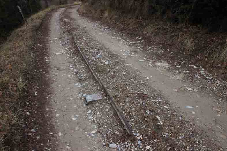 08 via amb travessa de ferro al camí de Can Màxim.jpg