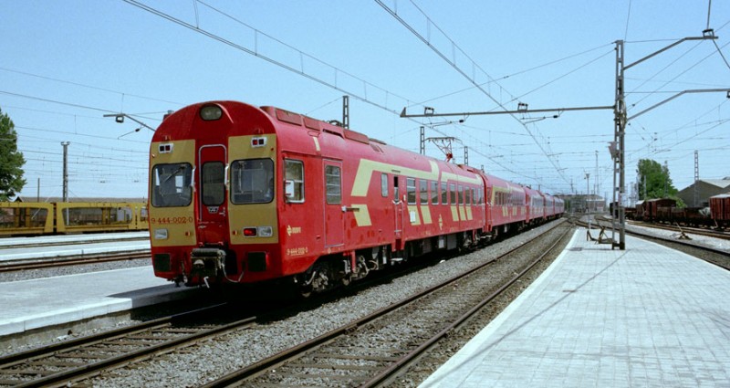 e50c Doble composición de Electrotrenes serie 444 saliendo de Alcázar de San Juan tras una parada. Verano de 1982.jpg