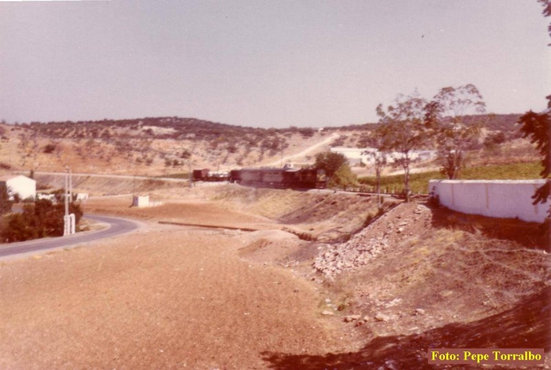 tren mixto omnibus `rocedente de  Espaluy con  destino Puente Genil cerca de la estación de Cabra de Cordoba septiembre de 1983.jpg