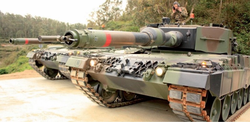 0 Leopard 2A4 Ceuta con subcalibre 12,70.jpg