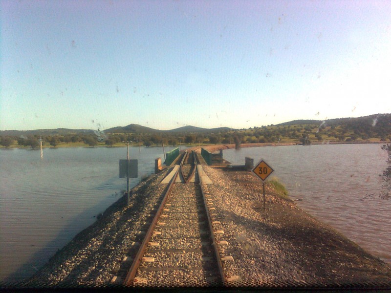 15-Limitación a 30 (2Km aprox) P. Melonar debido a la crecida del río, 14-04-2013.jpg