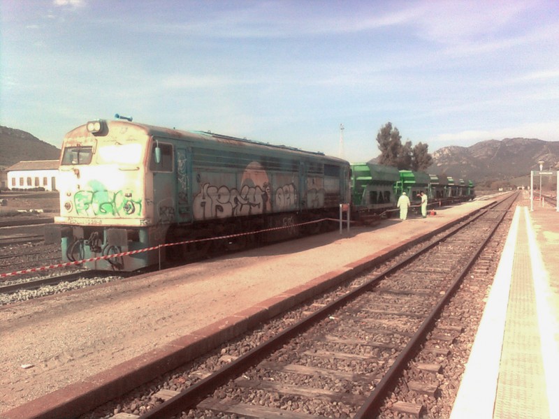 23-Alco 2159 (Adif)+tren de balasto nºAY332 en vía nº5, Almorchón 15-04-2013.jpg
