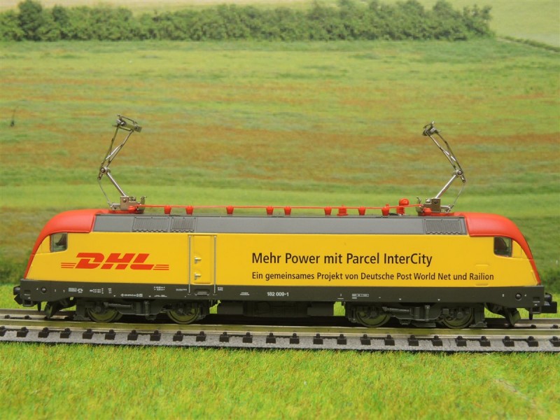 Minitrix_12559_BR_182_DHL.jpg
