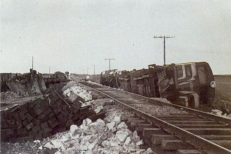 321-037 descarrilada en la línea de Cuenca. 15-11-1983..jpg