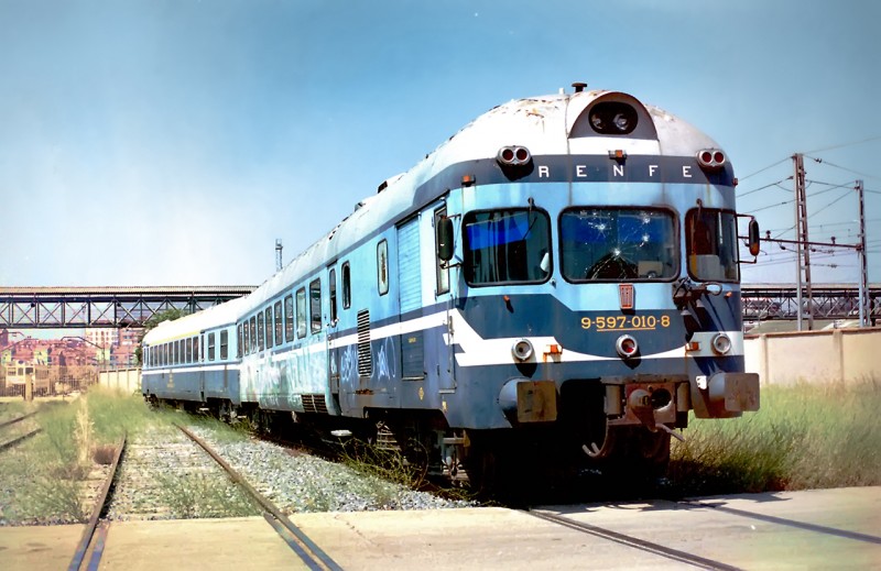 RENFE - 597-010 - Valladolid TCR (junio 2003) copia.jpg