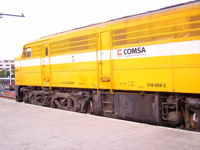 008-LOCOMOTORA DIESEL 316-008-2 DE COMSA.JPG