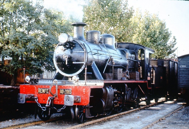 SPANISH RAILWAYS - RENFE LOCO 140.2063 at BAZA - 1966.jpg