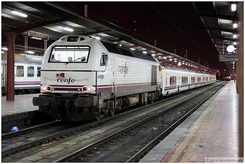334.007 - Madrid-Charmatín. Tren Hotel 332 hacia Lisboa.  26-01-2010. Foto Phil Wormald.jpg