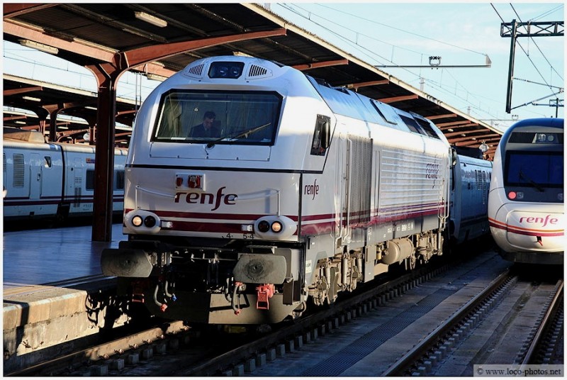 334.025 - Madrid Chamartin.TH335 hacia Lisboa. 02-02-2010. Foto Phil Wormald.jpg