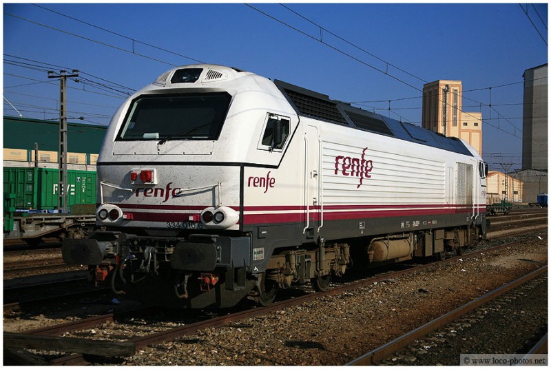 334.010 - Medina del Campo. Talgo 152 hacia A Coruña. 08-10-2007. Foto Phil Wormald.jpg