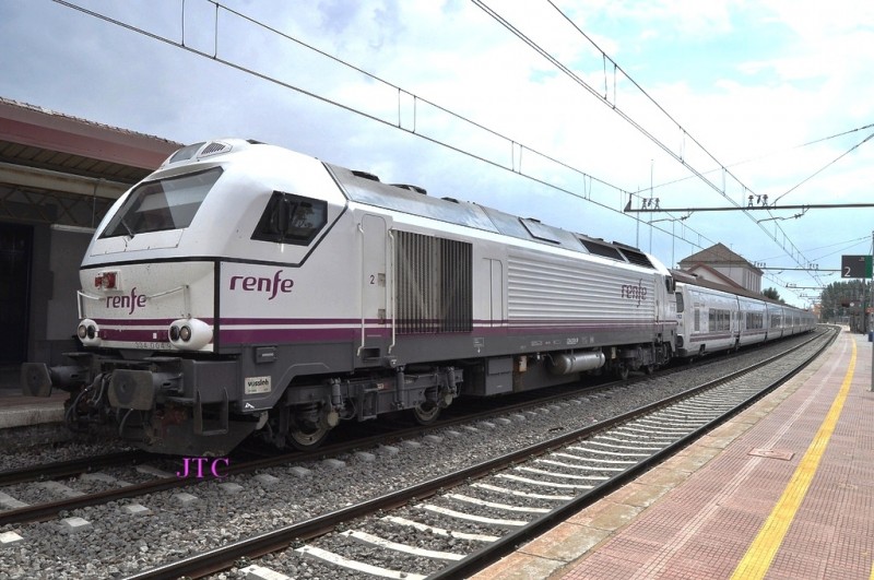 334.004 - Alcázar de San Juan. Talgo Almería Intermodal-Madrid Chamartín 29-06-2010.jpg