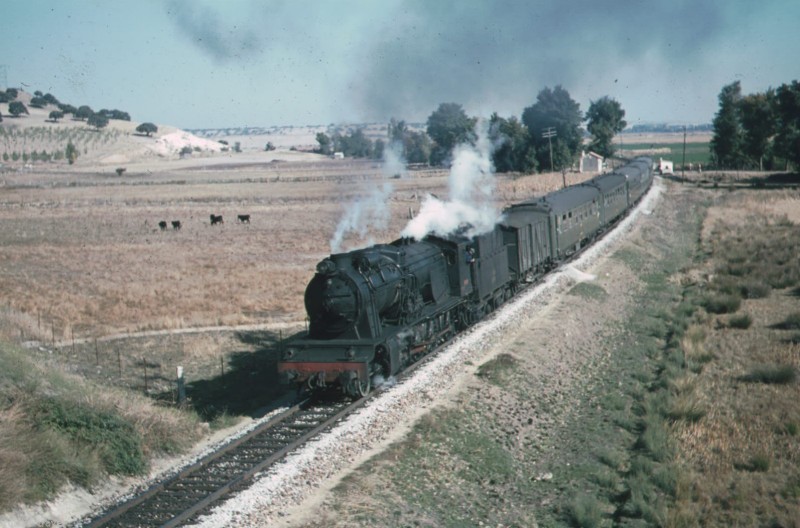240F2287 con el Correo Plasencia-Salamanca cerca de La Maya y el Fresno en 1970. Trotskeetravel..JPG
