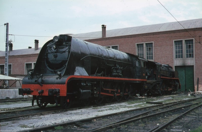 241F2108 en reparación en el depósito de Miranda en 1967. Trotskeetravel..JPG