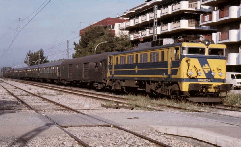 e37 Expreso Cartagena-Barcelona-PortBou. Salou, principios de los 80.jpg